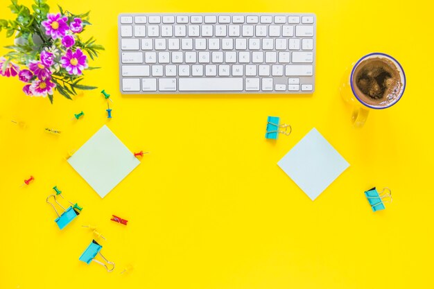 Espace de travail coloré avec clavier et café
