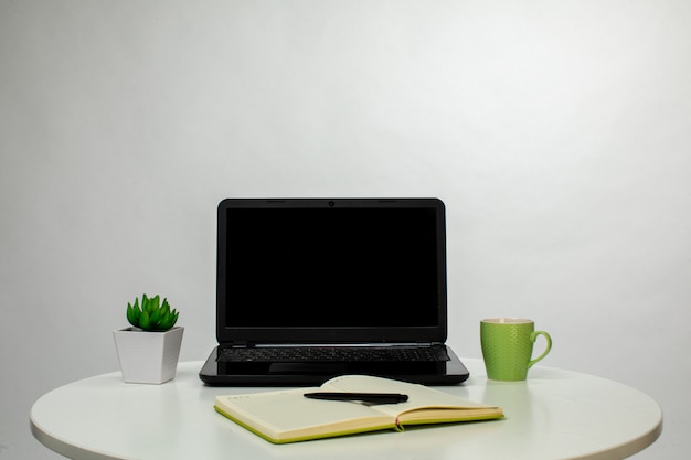 Espace de travail confortable avec ordinateur portable noir