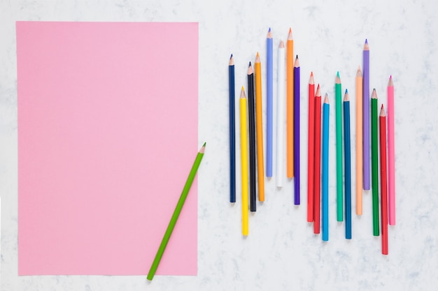 Espace de travail avec du papier vierge et des crayons