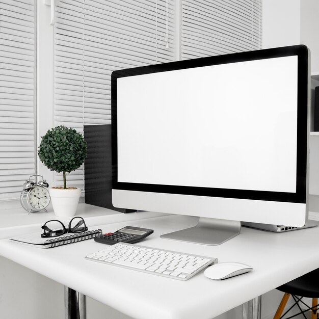 Espace de travail avec écran d'ordinateur et clavier
