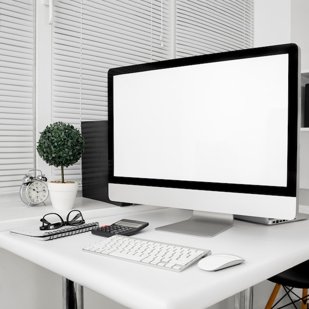 Espace de travail avec écran d'ordinateur et clavier