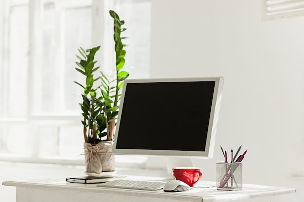 Espace de travail élégant avec ordinateur à la maison ou en studio