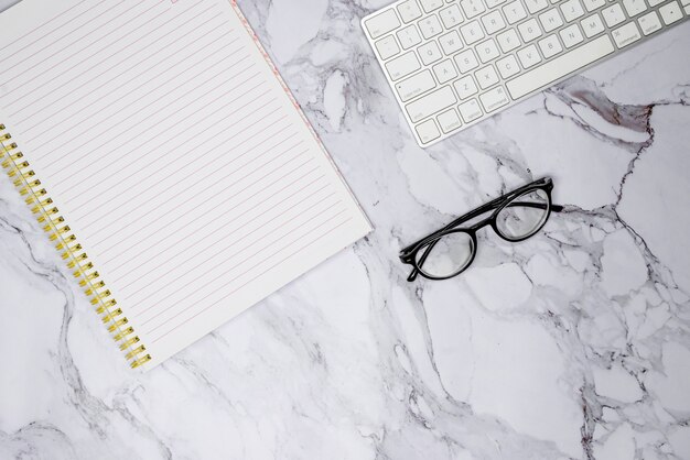 Espace de travail avec des fournitures de bureau sur une surface en marbre