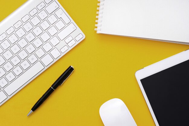 Espace de travail avec des fournitures de bureau, vue de dessus