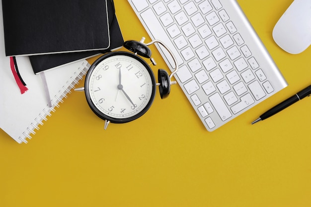 Espace de travail avec des fournitures de bureau, vue de dessus