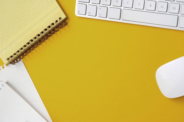 Espace de travail avec des fournitures de bureau, vue de dessus