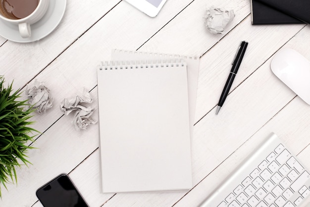 Espace de travail avec des fournitures de bureau, vue de dessus