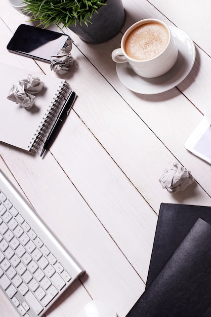 Espace de travail avec des fournitures de bureau, vue de dessus