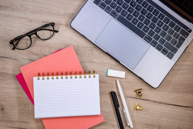 Espace de travail avec fournitures de bureau