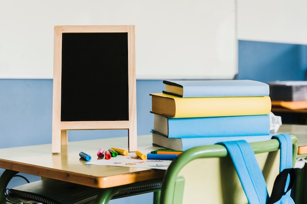 Espace de travail avec des livres et des outils d&#39;art