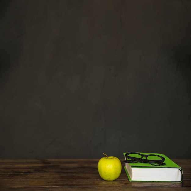 Photo gratuite espace de travail avec des lunettes et une pomme