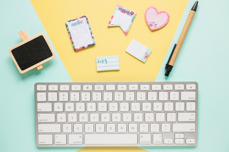 Photo gratuit espace de travail mignon avec clavier d&#39;ordinateur
