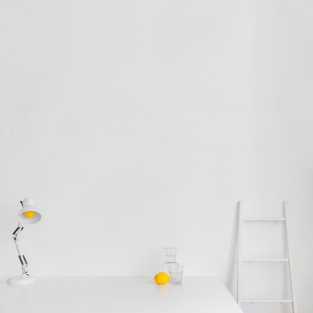 Espace de travail minimaliste blanc avec échelle et citron