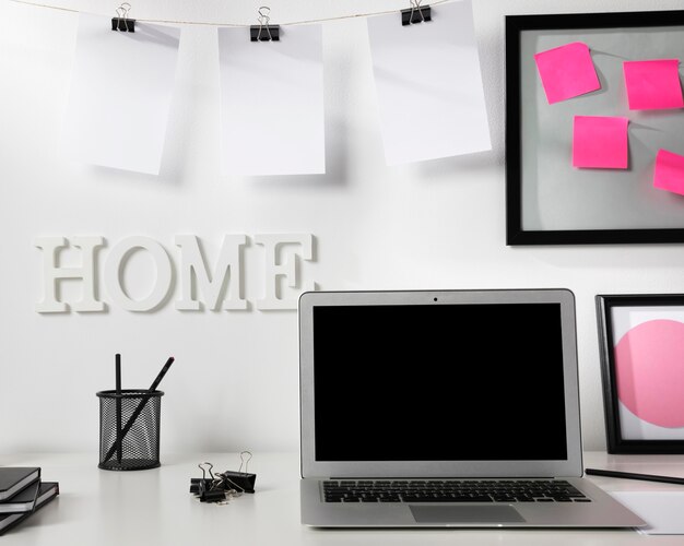 Un espace de travail propre et ordonné avec un ordinateur portable