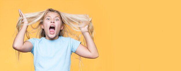 Espiègle jeune fille avec fond jaune