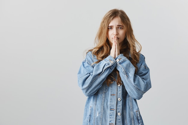 Espoir Fille Blonde En Veste En Jean Faisant Voeu, Main Dans La Main Pour Plaider, Prier