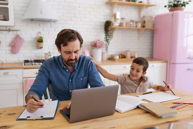 Essai adulte pour atteindre le travail et la vie personnelle