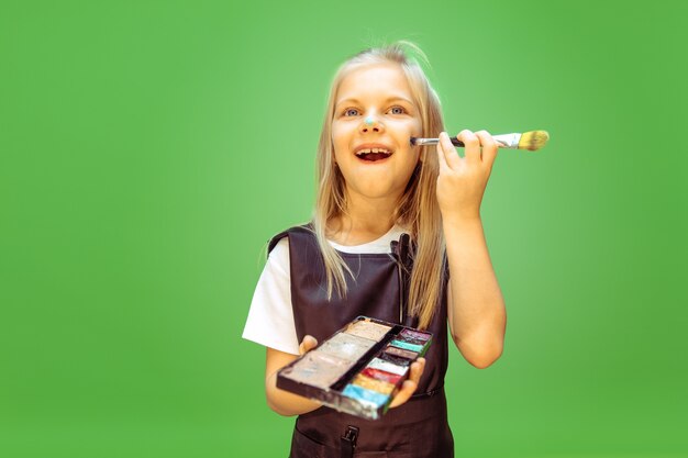 En essayant. Petite fille rêvant de profession de maquilleur. Enfance, planification, éducation et concept de rêve. Veut devenir un employé à succès dans l'industrie de la mode et du style, artiste de la coiffure.