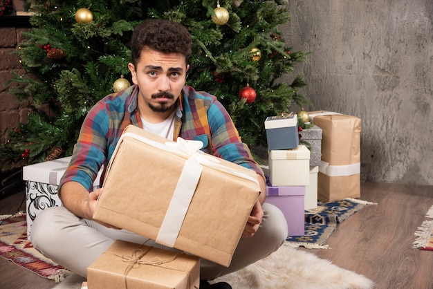 Essayer d'ouvrir la boîte-cadeau avec de mauvais sentiments.