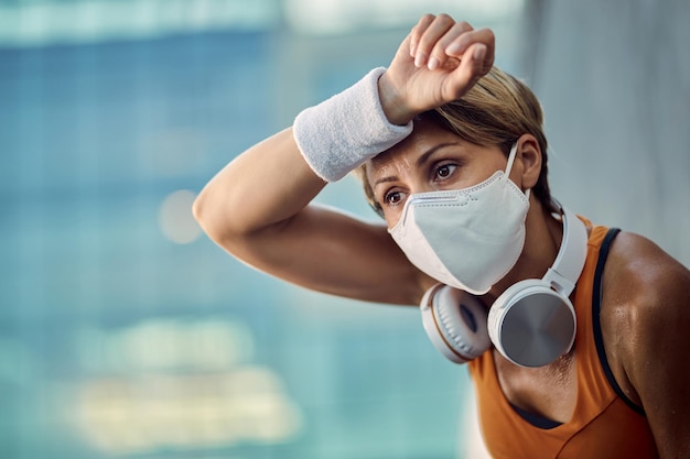 Photo gratuite c'est dur de courir avec un masque de protection sur le visage