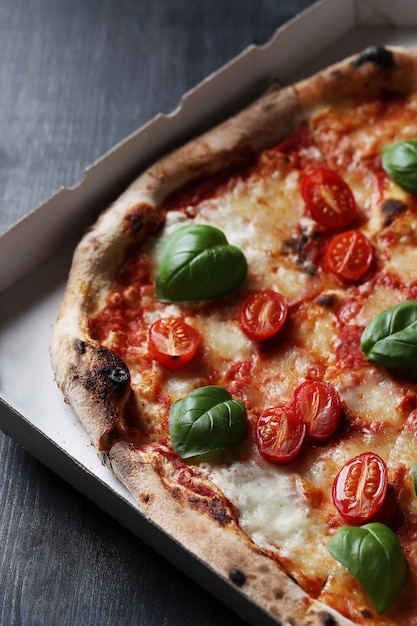 C'est l'heure de la pizza! Savoureuse pizza traditionnelle maison, recette italienne