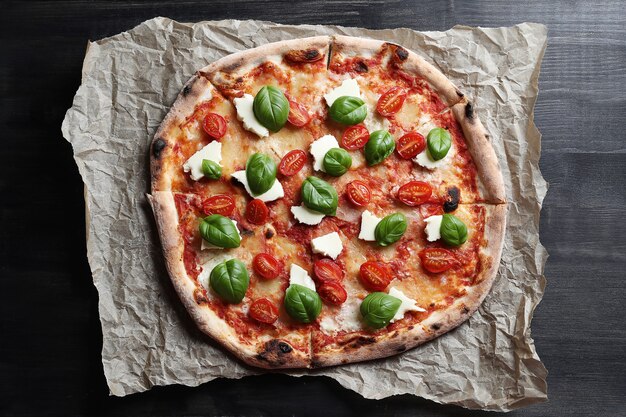 C'est l'heure de la pizza! Savoureuse pizza traditionnelle maison, recette italienne