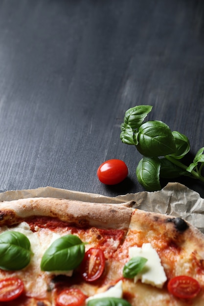 C'est l'heure de la pizza! Savoureuse pizza traditionnelle maison, recette italienne