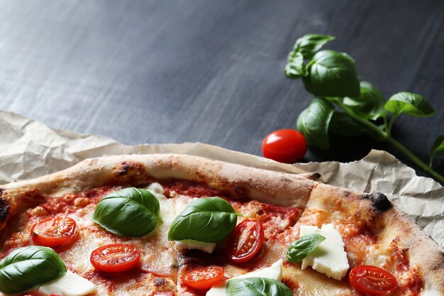 C'est l'heure de la pizza! Savoureuse pizza traditionnelle maison, recette italienne