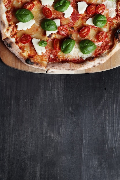 Photo gratuite c'est l'heure de la pizza! savoureuse pizza traditionnelle maison, recette italienne