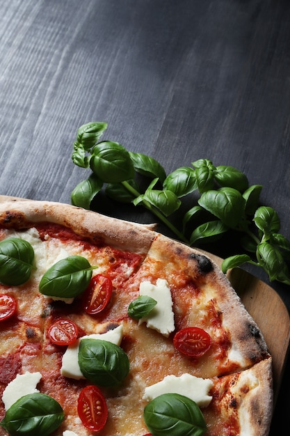 Photo gratuite c'est l'heure de la pizza! savoureuse pizza traditionnelle maison, recette italienne