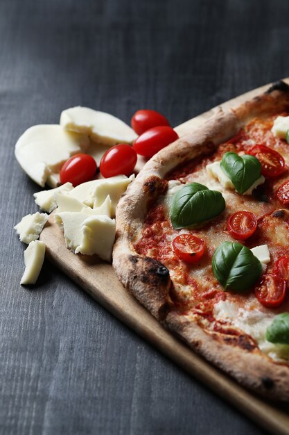 C'est l'heure de la pizza! Savoureuse pizza traditionnelle maison, recette italienne