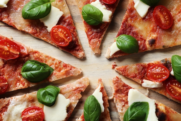 C'est l'heure de la pizza! Savoureuse pizza traditionnelle maison, recette italienne