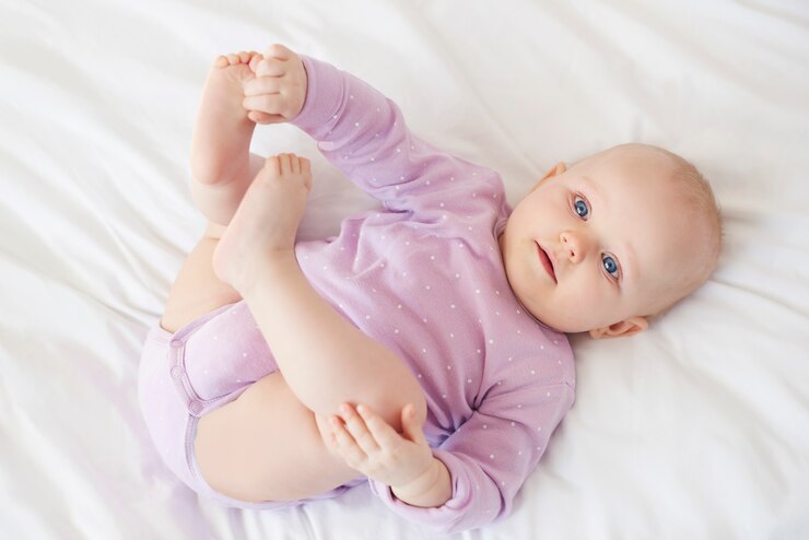 Photo gratuit c'est si agréable à regarder le petit bébé
