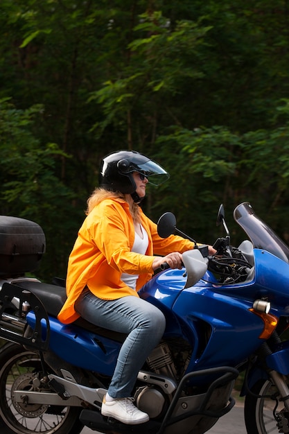 Photo gratuite c'est une vieille femme cool avec une moto.