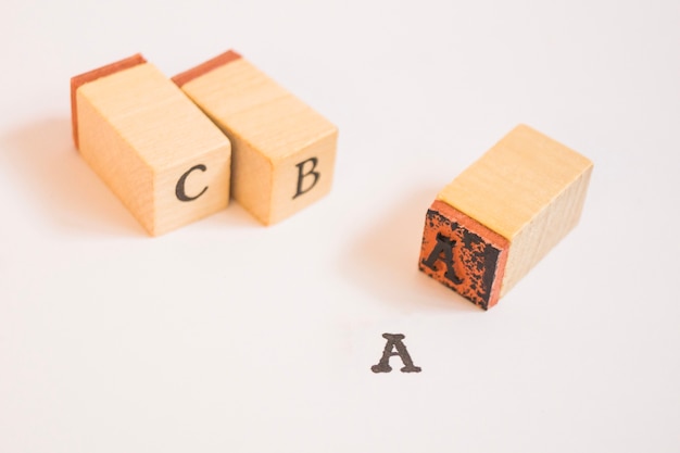 Estampages de lettres en bois