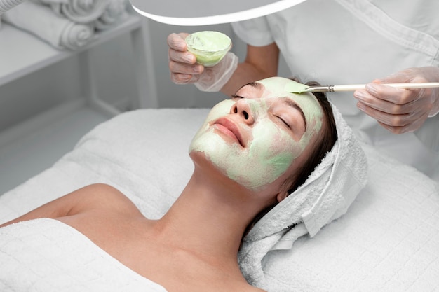 Esthéticienne, appliquer un masque facial sur une cliente