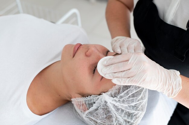 Esthéticienne faisant une procédure de microblading