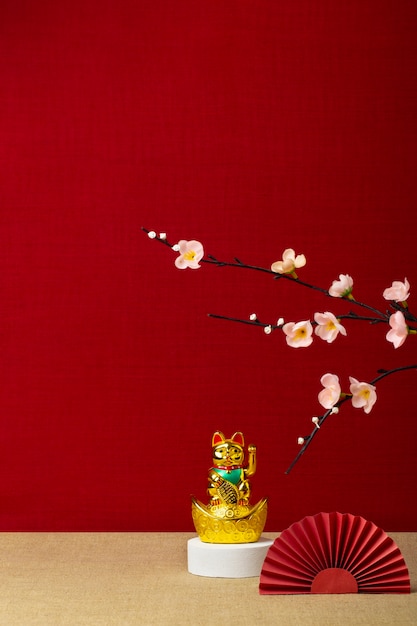 Esthétique japonaise avec chat porte-bonheur et branches