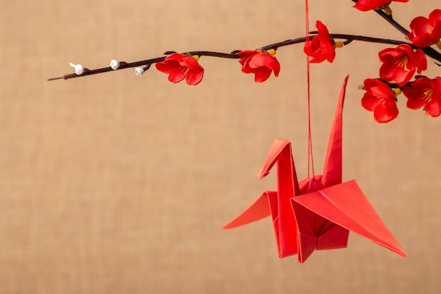 Photo gratuite esthétique japonaise avec oiseau et branches