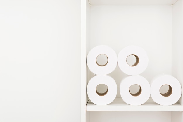 Photo gratuite Étagère avec des rouleaux de papier toilette