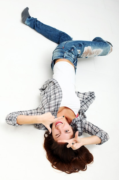 étalement fille en studio et regarder la caméra