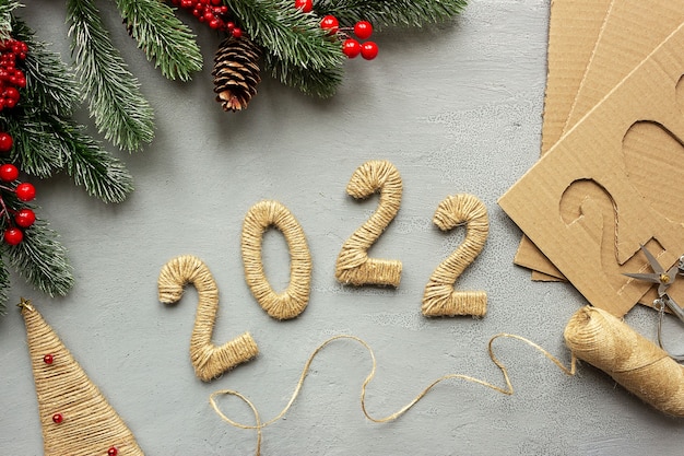 Étape 6. numéros de bricolage 2022 en carton et corde de lin. le concept de préparation de noël et du nouvel an.