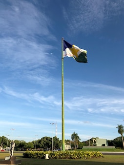 État brésilien du drapeau roraima et un ciel bleu avec des nuages en arrière-plan