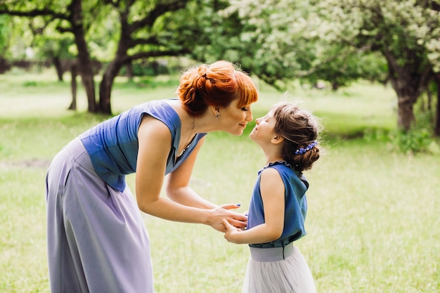 été en famille fille douce en plein air