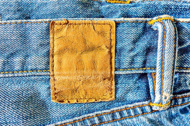 Étiquette en cuir vierge cousue sur un jean bleu