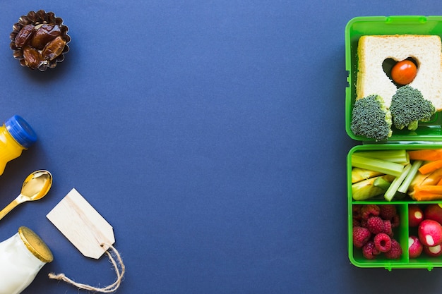 Photo gratuite Étiquette et nourriture près de la boîte à lunch