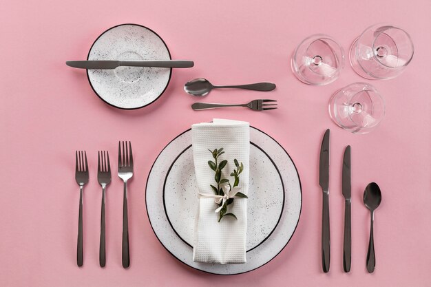 Etiquette de table avec fond rose