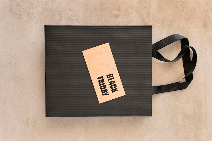 Photo gratuit étiquette de vente vendredi noir sur sac à provisions