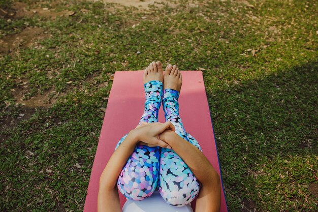 Photo gratuite Étirement des jambes au premier plan