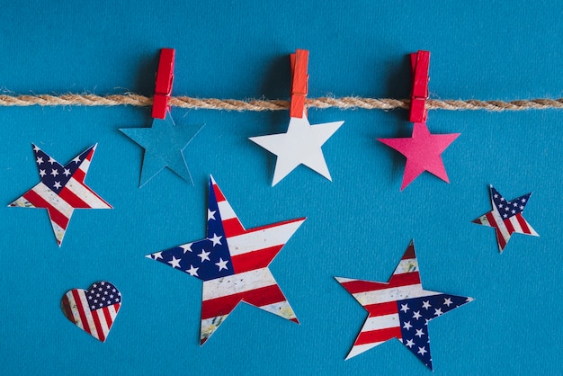 Photo gratuite Étoiles patriotiques américaines sur fond bleu